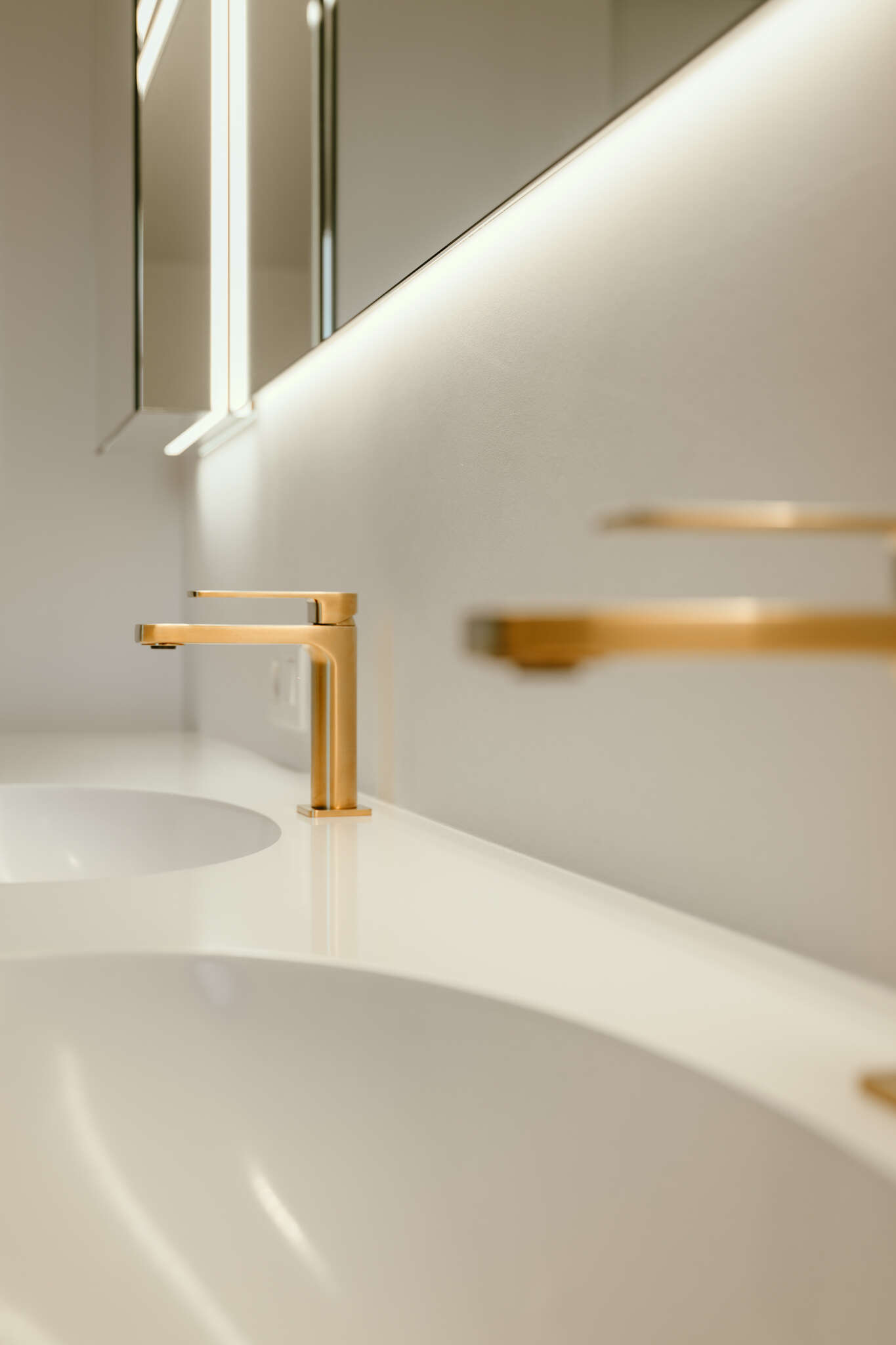 Gouden badkamerkraan detail, sanitair door Janssens BV